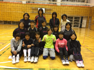 ママさんバレー部にストレッチ指導